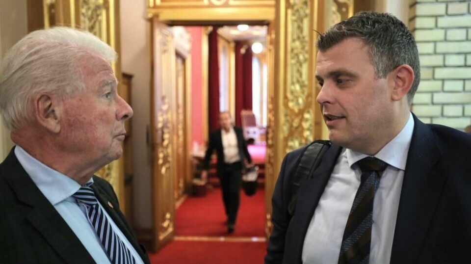 SINT NESTOR: Carl I. Hagen (Frp) tar til orde for å kutte NRKs budsjetter, blant annet fordi programlederen i «Debatten» avbrøt Frps justiminister Jøran Kallmyr. – Jeg lurer på hvorfor sosialisten Fredrik Solvang stiller spørsmål til våre regjeringsmedlemmer når han ikke ønsker at vi seere skal få svarene?