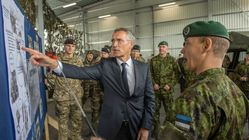 Natos generalsekretær Jens Stoltenberg besøker Nato-kampgrupper ved Tapa-basen i Estland onsdag. Scanpix/AFP PHOTO / RAIGO PAJULA.