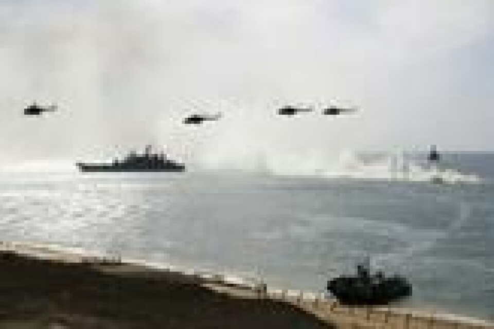 Russiske krigsskip og helikopter tar del i en øvelse ved Krims svartehavskyst for et år siden. Scanpix/AP Photo/Pavel Golovkin. Russiske krigsskip og helikopter tar del i en øvelse ved Krims svartehavskyst for et år siden. Scanpix/AP Photo/Pavel Golovkin.