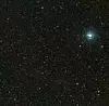 Dette fargerike bildet viser himmelen rundt den lyssvake, oransje dvergstjernen PDS 70 (i midten av bildet). Den lyseblå stjernen til høyre er χ Centauri. Kilde: ESO/Digitized Sky Survey 2/Davide De Martin.
