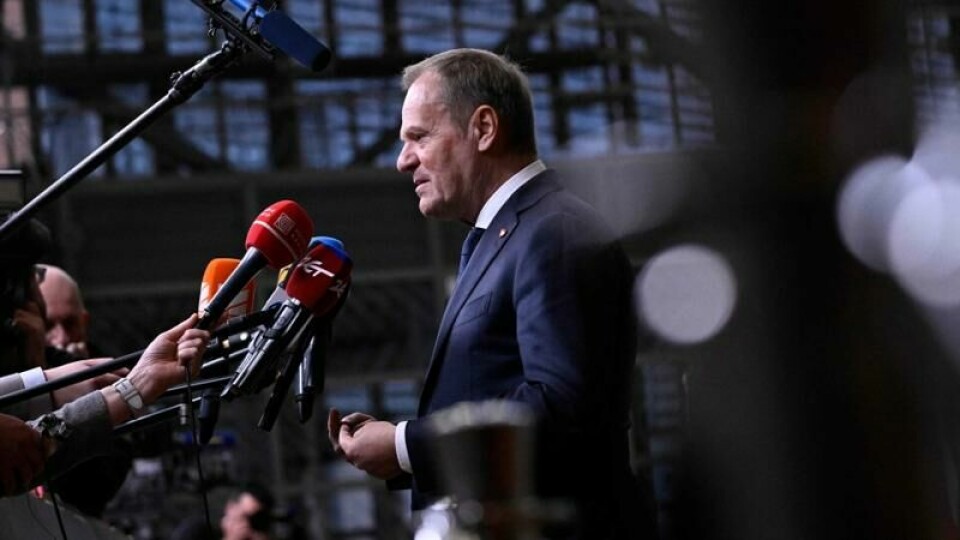 Polens statsminister Donald Tusk prater her med pressen etter et EU-møte i Brussel før jul.
