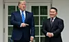 Donald Trump sammen Khaltmaa Battulga i det førstnevnte snakker om bryting. Foto: Saul Loeb / AFP / NTB scanpix