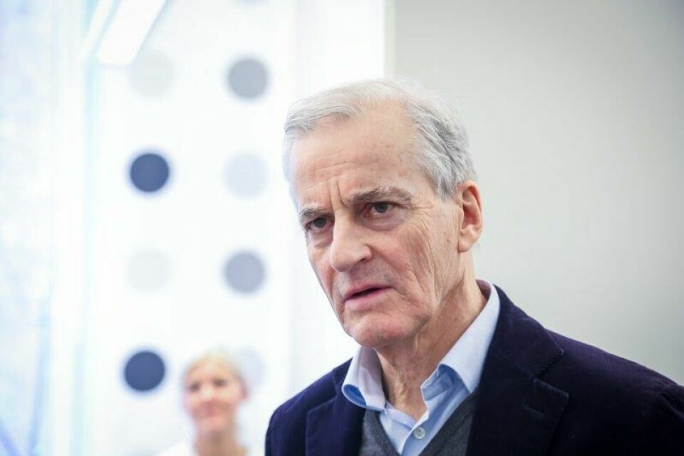 Statsminister Jonas Gahr Støre (Ap) er på besøk i Trondheim, her ved St. Olavs hospital. Samtidig holder han kontakten med Danmarks statsminister Mette Frederiksen, som skal representere Norden og de baltiske landene i et europeisk hastemøte om Ukraina i Paris i kveld.