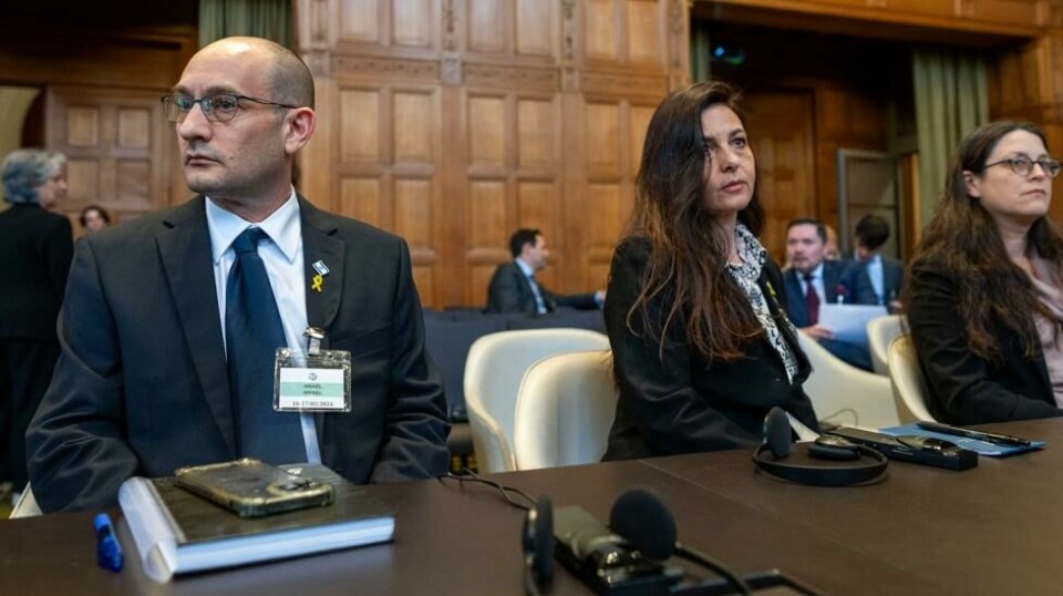 Israels advokater Gilad Noam (t.v.) og Tamar Kaplan-Tourgeman sier at krigføringen på Gaza ikke utgjør et folkemord.