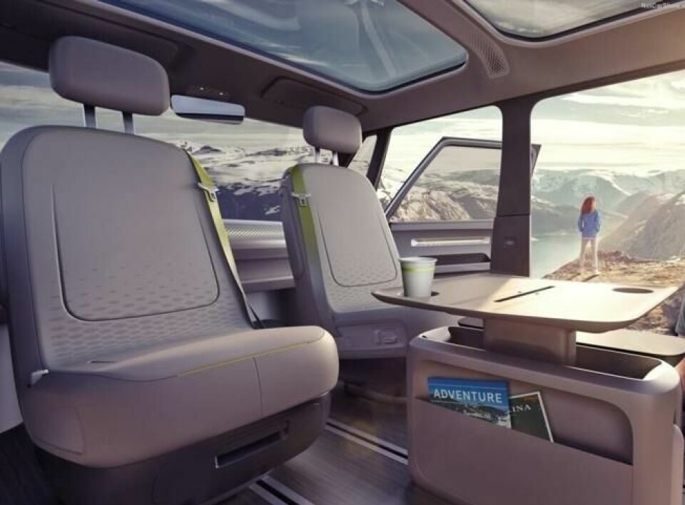 Både setene og bordet i midten sklir på skinner i gulvet. VW lover plassforhold tilsvarende de største SUV-ene. Både setene og bordet i midten sklir på skinner i gulvet. VW lover plassforhold tilsvarende de største SUV-ene.