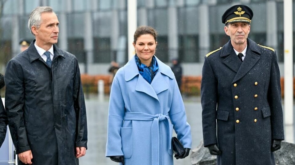 Kronprinsesse Victoria var til stede da det svenske flagget i forrige måned ble heist ved Natos hovedkvarter i Brussel, sammen med Sveriges forsvarssjef Micael Bydén (t.h.) og Natos generalsekretær Jens Stoltenberg. Foto: Henrik Montgomery / TT / NTB