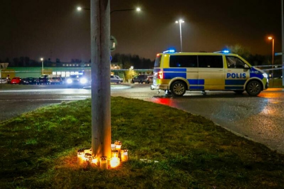Tente lys ved Campus Risbergska, der masseskytingen skjedde.