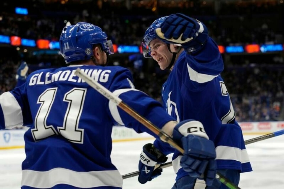 Luke Glendening (nummer 11) jubler for Tampa Bay Lightning-scoring sammen med Emil Lilleberg. Tampa Bay vant 4-3 mot Ottawa Senators.
