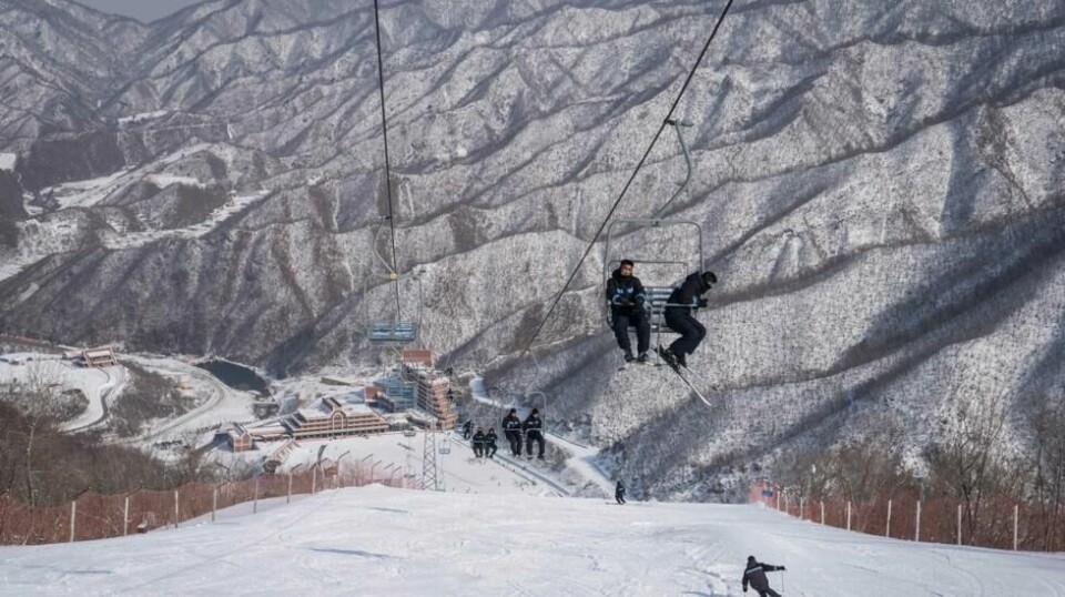 Bilde tatt 19. februar 2017 viser nordkoreanske ansatte i en stolheis på skianlegget Masikryong, eller Masikpasset, nær havnebyen Wonsan på Nord-Koreas østkyst.