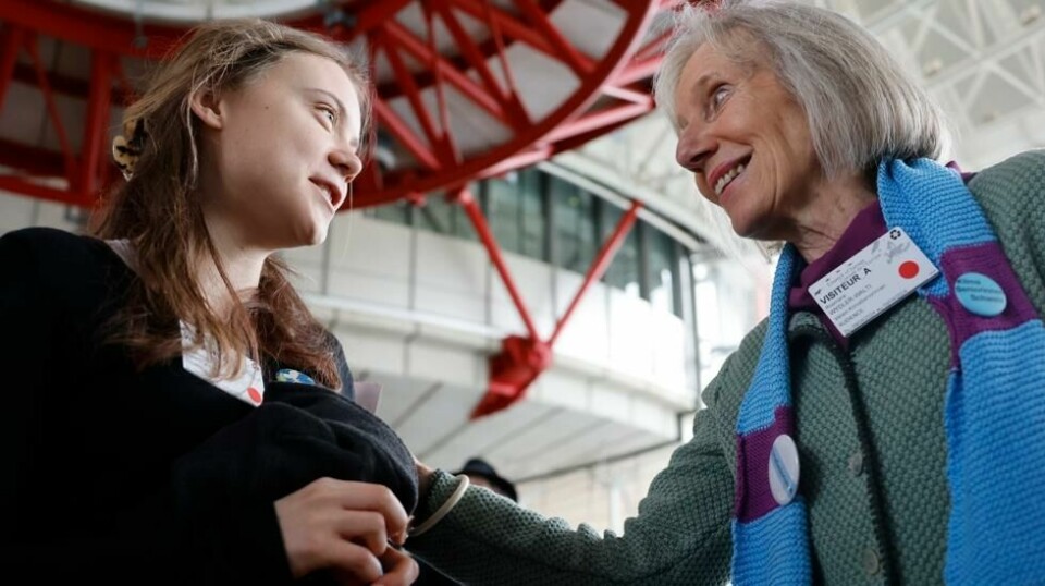 Greta Thunberg og medlem av den sveitsiske seniorkvinneforeningen, KlimaSeniorinnen Schweiz, Rosmarie Wydler-Walti, sa seg godt fornøyde med tirsdagens seier Den europeiske menneskerettsdomstolen. Foto: Jean-François Badias / AP / NTB