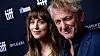 Dakota Johnson og Sean Penn spiller hovedrollene i «Daddio». Foto: Joel C. Ryan / Invision / AP / NTB