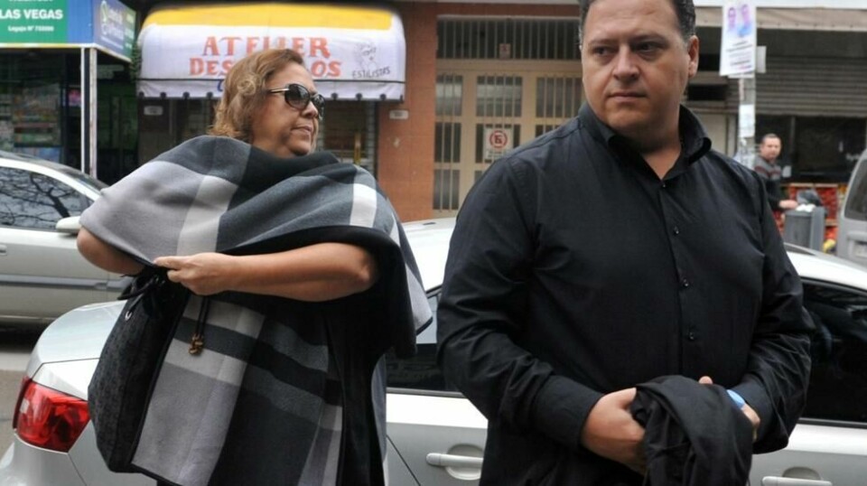 Enka og sønnen til den colombianske narkobaronen Pablo Escobar på vei til retten i Buenos Aires 14. mai 2018. Scanpix/REUTERS.