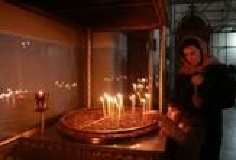 FØDSELSKIRKEN. En kristen kvinne og hennes datter tenner lys i kirken, som er sagt å være fødestedet til Jesus Kristus. Foto: Musa Al Shael/AFP FØDSELSKIRKEN. En kristen kvinne og hennes datter tenner lys i kirken, som er sagt å være fødestedet til Jesus Kristus. Foto: Musa Al Shael/AFP