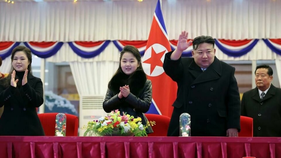 Kim Jong-uns datter Ju Ae dukker stadig oftere opp ved sin fars side, og sørkoreansk etterretning tror at hun på sikt vil overta tronen i Nord-Korea. Her er de to sammen under årets nyttårsfeiring. Helt til venstre står Kims kone Ri Sol Ju. Foto: KCNA / AP / NTB