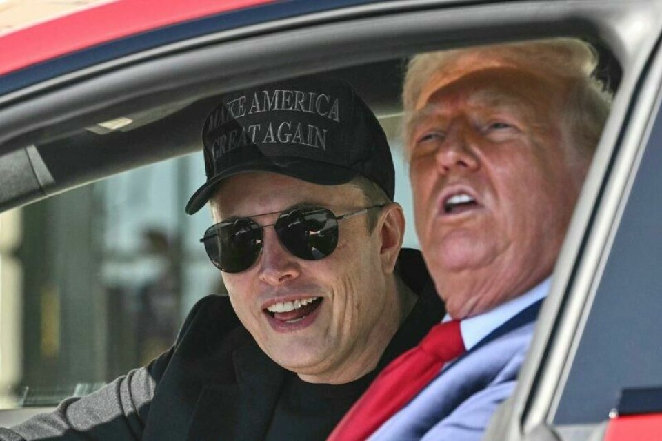 Milliardæren Elon Musk sammen med president Donald Trump i en Tesla utenfor Det hvite hus i forrige måned.