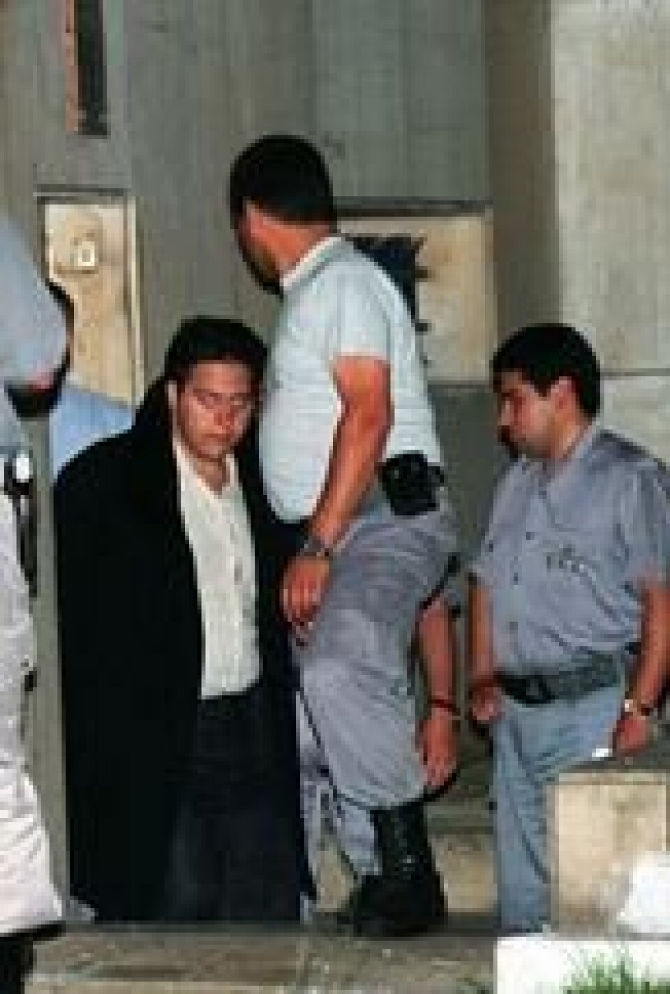 Juan Pablo Escobar (t.v.) eskorteres av politi på vei ut av den føderale domstolen i Buenos Aires i Argentina, november 1999. Han og moren var tiltalt for hvitvasking. De ble begge til slutt frikjent i høyesterett. Scanpix/AP. Juan Pablo Escobar (t.v.) eskorteres av politi på vei ut av den føderale domstolen i Buenos Aires i Argentina, november 1999. Han og moren var tiltalt for hvitvasking. De ble begge til slutt frikjent i høyesterett. Scanpix/AP.