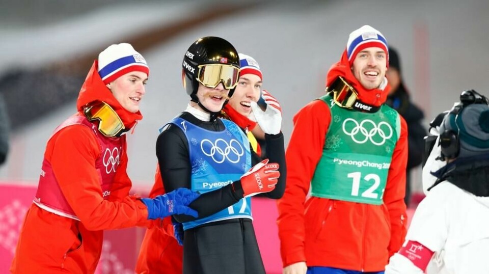 Daniel André Tande, Andreas Stjernen, Johann André Forfang og Robert Johansson jubler for seieren i hopp lagkonkurranse i Alpensia Ski Jumping Centre under vinter-OL i Pyeongchang.