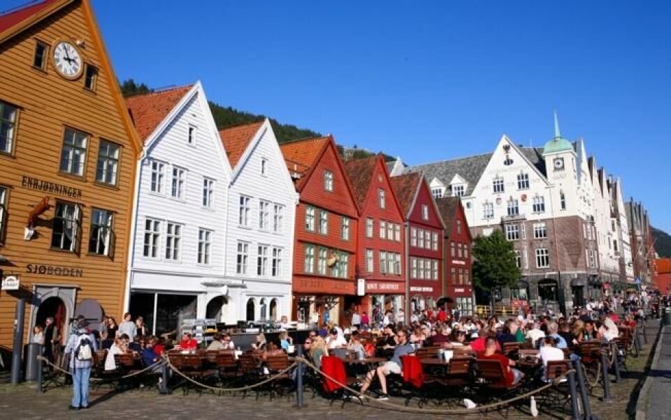 Motstanderne av å bygge bybanen over Bryggen mener det vil ødelegge Bergens kulturarv. Men det er billigere enn alternativet. Motstanderne av å bygge bybanen over Bryggen mener det vil ødelegge Bergens kulturarv. Men det er billigere enn alternativet. Foto: Marianne Løvland / NTB scanpix