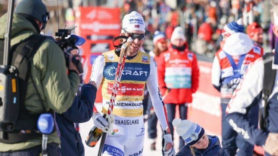 Jarl Magnus Riiber jubler i mål sammen med datteren Ronja sit siste renn i verdenscupen i kombinert, langrenn 7,5 km for menn i Holmenkollen.