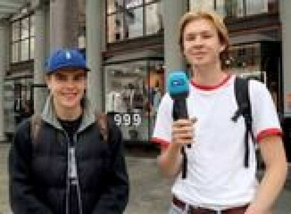 Kameratene Gard Sæbbe (t.v.) og Henrik Hole Falck er uenige i om bybanen skal gå over Bryggen eller ei. Kameratene Gard Sæbbe (t.v.) og Henrik Hole Falck er uenige i om bybanen skal gå over Bryggen eller ei. Foto: Elisabeth Bergskaug/ABC Nyheter