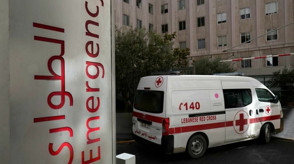 Ambulansene har kjørt i skytteltrafikk etter angrepene tirsdag. Onsdag skal det ha eksplodert i håndholdte radioer.