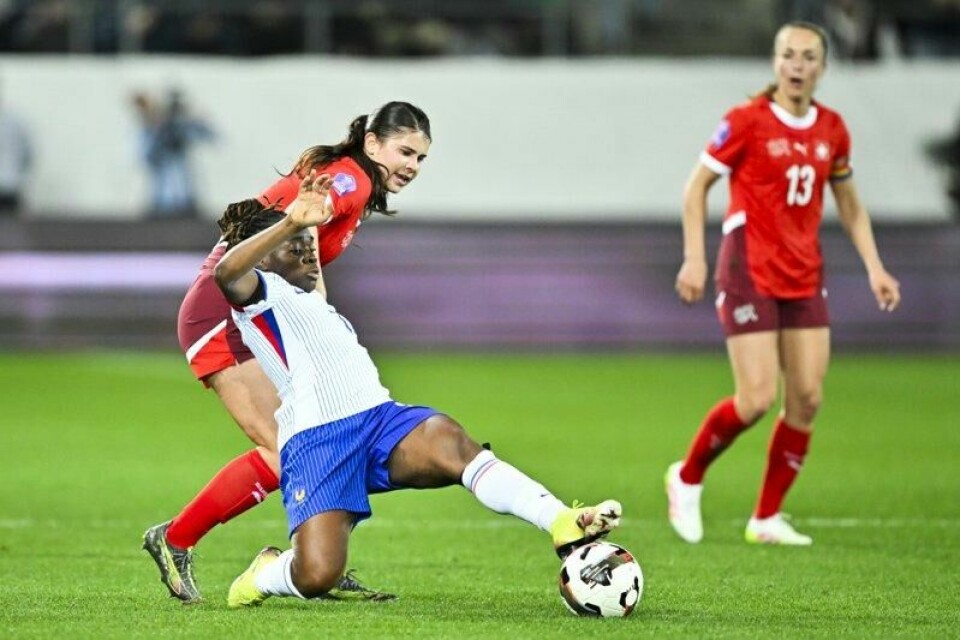 Sandy Baltimore scoret for Frankrike mot Sveits.