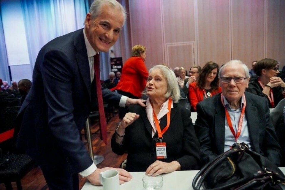 Statsminister Jonas Gahr Støre (Ap) og partilegende og tidligere statsminister Gro Harlem Brundtland på Arbeiderpartiets landsmøte torsdag. Statsminister Jonas Gahr Støre (Ap) og partilegende og tidligere statsminister Gro Harlem Brundtland på Arbeiderpartiets landsmøte torsdag. Foto: Ole Berg-Rusten / NTB