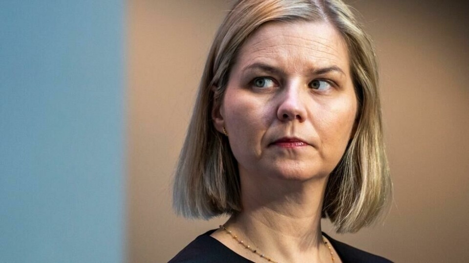 Venstre-leder Guri Melby forstår ikke hvorfor regjeringen venter med å varsle lettelser før neste uke, når FHI kom med sine anbefalinger nå.