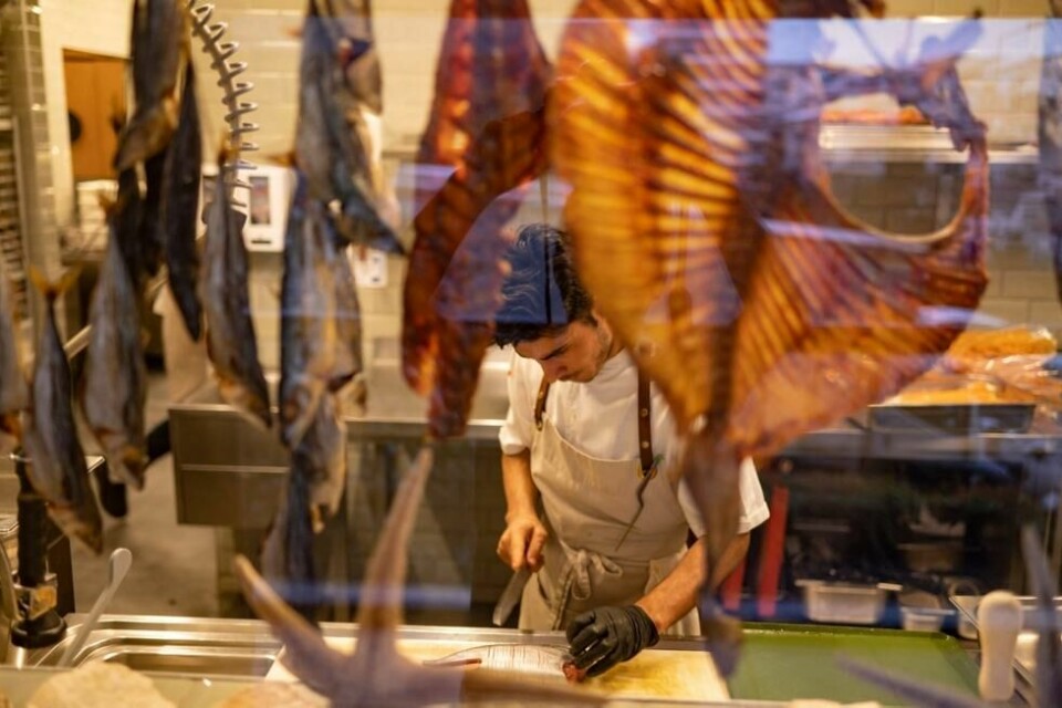 En ansatt jobber på restauranten til den tyrkiske kokken Fatih Tutak i Istanbul. - Fatih Tutak ble tildelt to stjerner til restauranten sin i 2022 i den første utgaven av Michelin Guide Star Revelation of Istanbul. Den tyrkiske megabyen fant endelig sin plass på verdenskartet for gastronomi. Fatih mener dette er en mulighet til å vise at 'tyrkisk mat er ikke begrenset til kebab'. En ansatt jobber på restauranten til den tyrkiske kokken Fatih Tutak i Istanbul. - Fatih Tutak ble tildelt to stjerner til restauranten sin i 2022 i den første utgaven av Michelin Guide Star Revelation of Istanbul. Den tyrkiske megabyen fant endelig sin plass på verdenskartet for gastronomi. Fatih mener dette er en mulighet til å vise at 'tyrkisk mat er ikke begrenset til kebab'. Foto: Yasin AKGUL / AFP / NTB