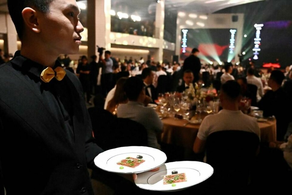 En kelner serverer matretter ved Michelin-guideseremonien i Hanoi 6. juni 2023. Vietnams blomstrende matscene ble tirsdag tildelt sine første Michelin-stjerner noensinne, med fire restauranter valgt ut av den prestisjetunge spiseguiden. En kelner serverer matretter ved Michelin-guideseremonien i Hanoi 6. juni 2023. Vietnams blomstrende matscene ble tirsdag tildelt sine første Michelin-stjerner noensinne, med fire restauranter valgt ut av den prestisjetunge spiseguiden. Foto: Nhac NGUYEN / AFP / NTB