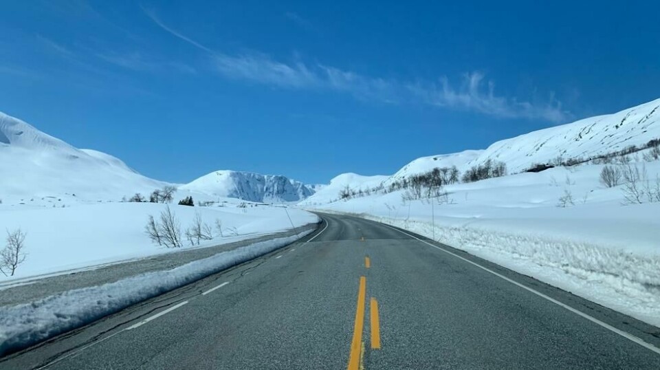 Sol og skyfri himmel er det vi ønsker oss i påsken, men været kan endre seg raskt, særlig i fjellet. Her er rv. 15 Strynefjellet badet i sol ved en tidligere anledning.
