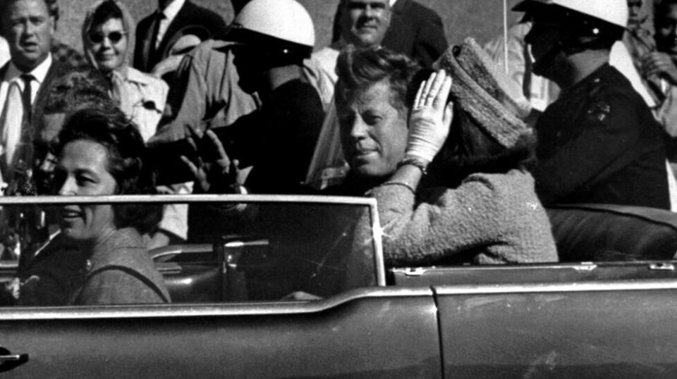 President John F. Kennedy vinket fra bilkortesjen ett minutt før han ble skutt 22. november 1963 i Dallas.
