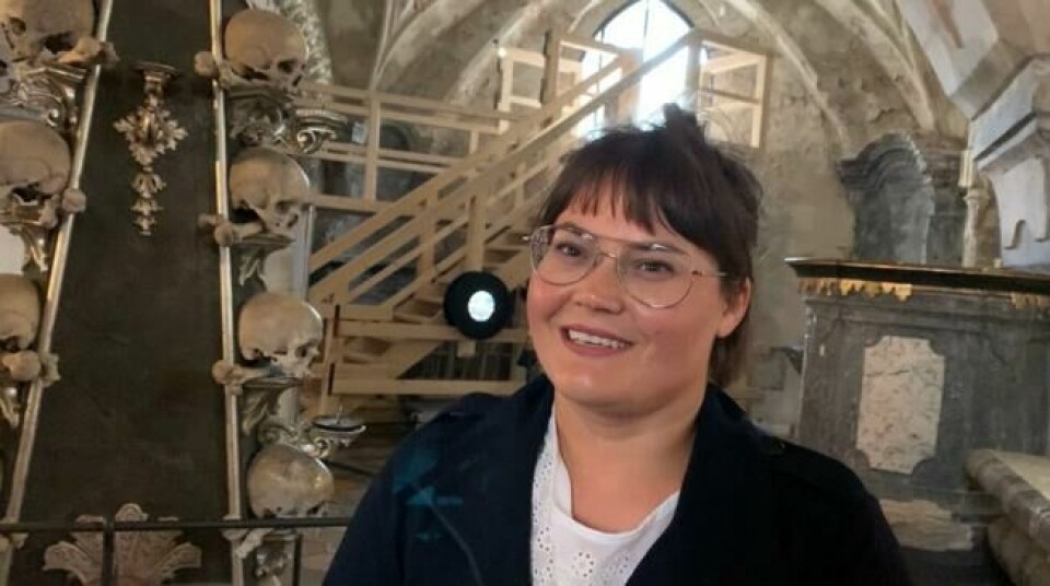 Radka Krejčí er oppgitt over turister og besøkende som oppfører seg uverdig. Fra 1. januar vil de derfor forby fotografering inne i beinkirken. Foto: Sverre Bjørstad Graff. Radka Krejčí er oppgitt over turister og besøkende som oppfører seg uverdig. Fra 1. januar vil de derfor forby fotografering inne i beinkirken. Foto: Sverre Bjørstad Graff.
