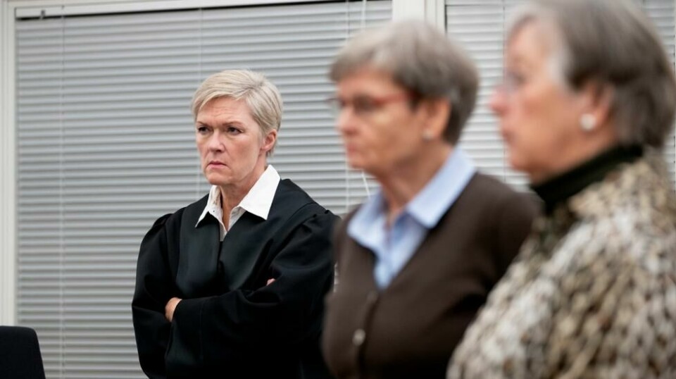 Bistandsadvokat Ingunn Kjeldstad (t.v.), medisinsk sakkyndig Margareta Karin Johnsson og Mette Haase Moen under rettssaken mot kommuneoverlege Arne Bye i Frosta i Trøndelag tingrett. Foto: Gorm Kallestad / NTB