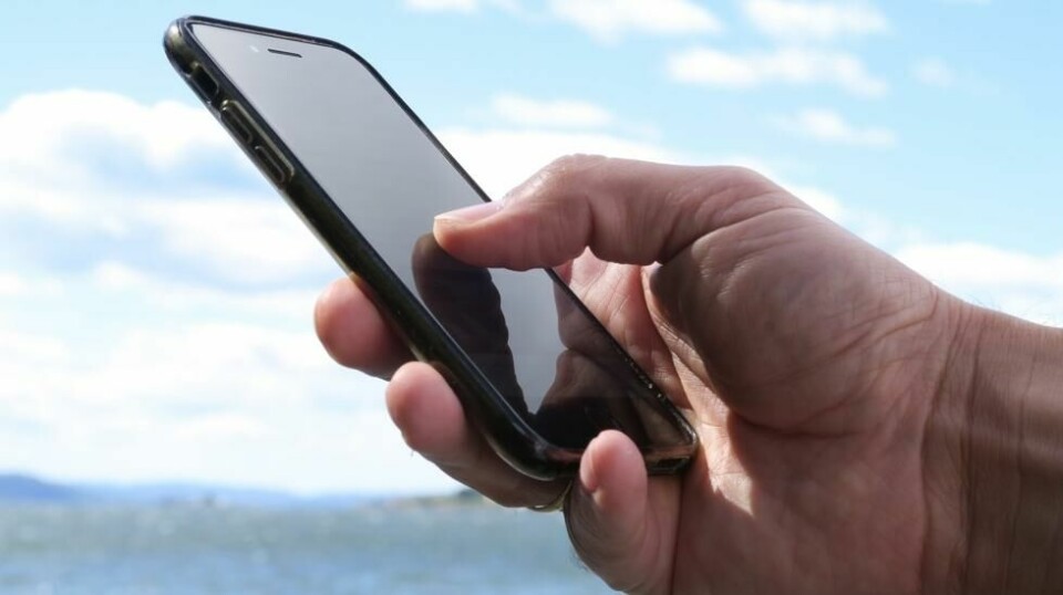 Mange klarer ikke å legge fra seg mobilen og leser e-post til jobben også på ferie. Det vet og utnytter hackere og cyberkriminelle. Foto: If