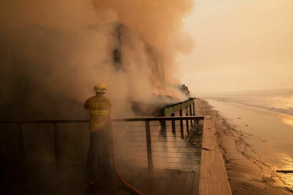 Flere av kjendisene har bosatt seg langs kysten i Malibu. Der er mange av husene totalskadet. Flere av kjendisene har bosatt seg langs kysten i Malibu. Der er mange av husene totalskadet. Foto: Jae C. Hong / AP / NTB