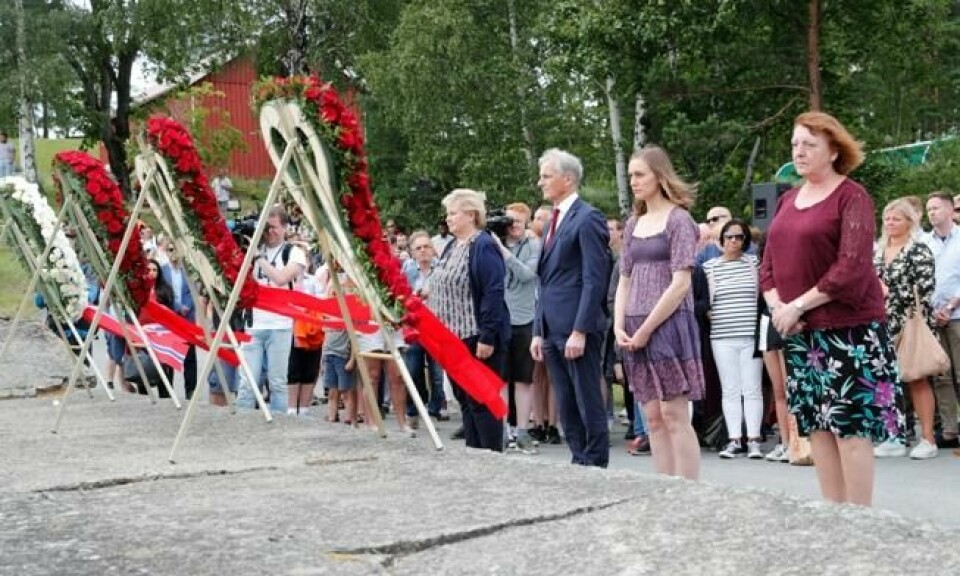 Statsminister Erna Solberg, Ap-leder Jonas Gahr Støre, AUF-leder Ina Libak og leder for Den nasjonale støttegruppen, Lisbeth Røyneland, under kransenedleggelse på bryggen på Utøya i 2019. Foto: Terje Bendiksby / NTB scanpix Statsminister Erna Solberg, Ap-leder Jonas Gahr Støre, AUF-leder Ina Libak og leder for Den nasjonale støttegruppen, Lisbeth Røyneland, under kransenedleggelse på bryggen på Utøya i 2019. Foto: Terje Bendiksby / NTB scanpix