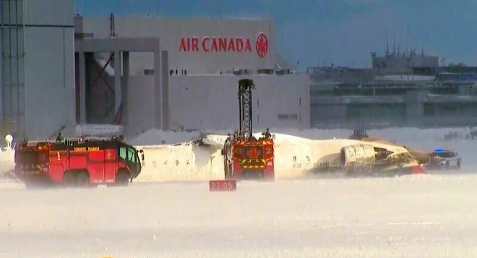 Et passasjerfly krasjlandet og havnet opp ned på flyplassen i Toronto mandag ettermiddag.