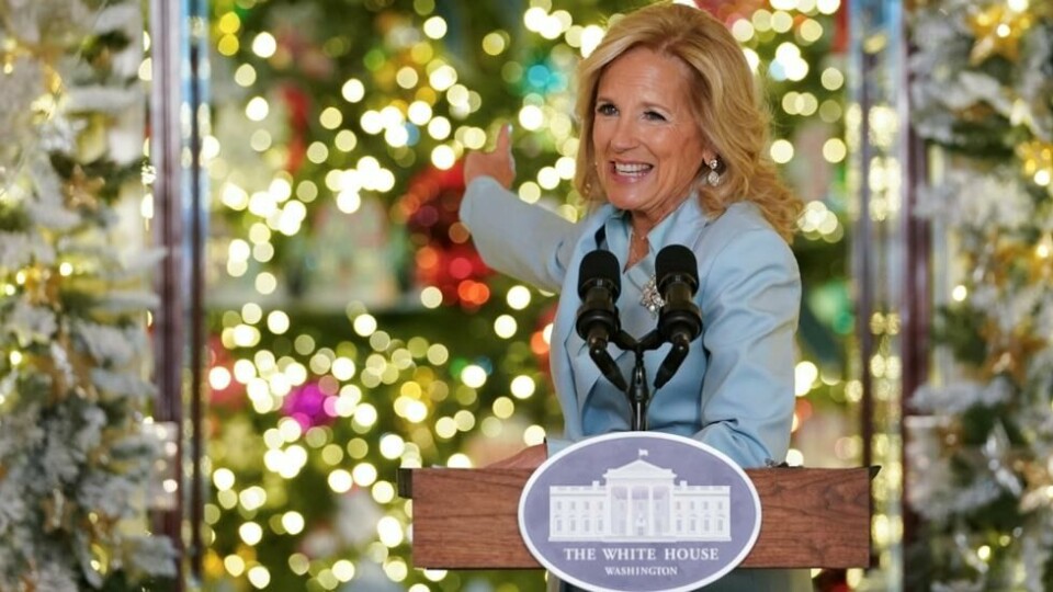 Førstedame Jill Biden leverer sitt julebudskap fra et festpyntet Hvite hus i Washington, USA, 27. november 2023. Førstedame Jill Biden leverer sitt julebudskap fra et festpyntet Hvite hus i Washington, USA, 27. november 2023. Foto: Kevin Lamarque / Reuters / NTB
