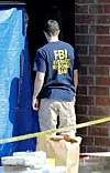 Åstedsgransker fra FBI utenfor DeAngelos hjem i Sacramento. Scanpix/Reuters.