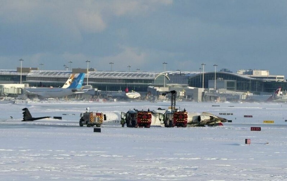 Flyet ble liggende opp ned i snøen. 19 av de 80 om bord ble skadet. Flyet ble liggende opp ned i snøen. 19 av de 80 om bord ble skadet. Foto: Teresa Barbieri / The Canadian Press / AP / NTB