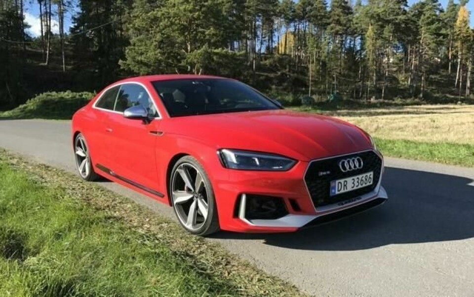 Audi RS5 er sportsbilen for deg som ikke vil gi helt slipp på brukervennligheten i hverdagen. Her får du god komfort, bra bagasjeplass, fire seter, firehjulsdrift - og ikke minst: 450 hk! Audi RS5 er sportsbilen for deg som ikke vil gi helt slipp på brukervennligheten i hverdagen. Her får du god komfort, bra bagasjeplass, fire seter, firehjulsdrift - og ikke minst: 450 hk!