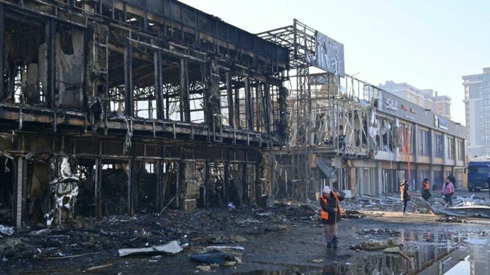 Opprydning etter de russiske droneangrepene mot Odesa natt til fredag.