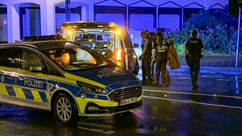 En mann er pågrepet etter knivangrepet i Solingen. Bildet viser ifølge nyhetsbyrået DPA at mannen pågripes av politiet etter at han selv skal ha meldt seg for en patrulje lørdag. Foto: Christoph Reichwein / DPA via AP / NTB