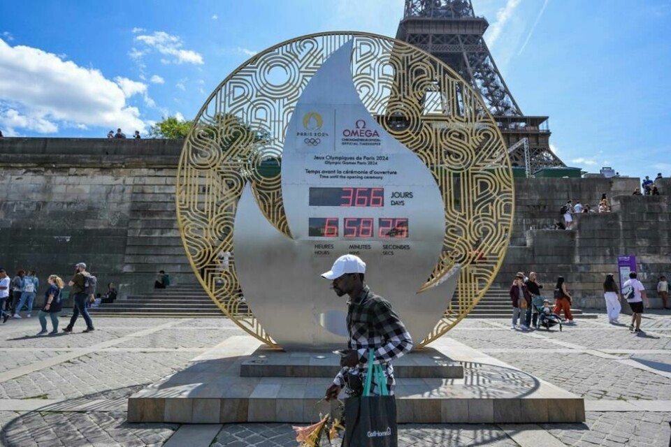 En mann går forbi en tavle som teller ned til 26.juli, 2024, dagen de olympiske leker i Paris offisielt åpner. En mann går forbi en tavle som teller ned til 26.juli, 2024, dagen de olympiske leker i Paris offisielt åpner. Foto: Alain JOCARD / AFP
