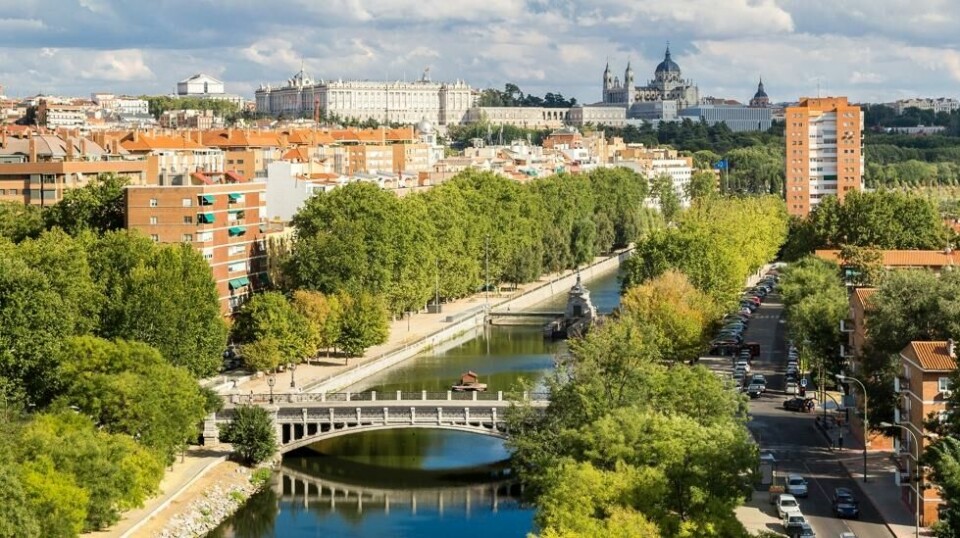 Utsikt til Almudena-katedralen og Det kongelige slott i Spanias hovedstad Madrid. Foto: Colourbox.com