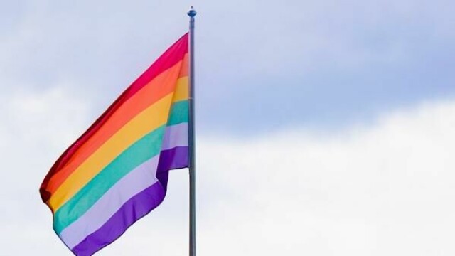 KrF har gått inn for et forbud av pride-flagg i offentlige skolegårder. Oslo Pride trosser partiet og donerer flagg til skoler over hele landet.