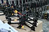 Bilder av mer enn 800 FPV-droner under utpakking i den ukrainske byen Lviv tidligere i år da frivillige overrakte nesten 7300 droner til det ukrainske forsvaret. Foto: AP / NTB