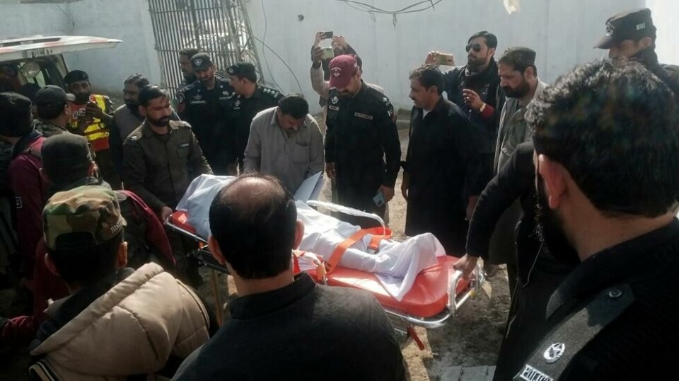 Politifolk ankommer med en drept kollega til et sykehus i Dera Ismail Khan. Foto: Kashif Naveed / AP / NTB