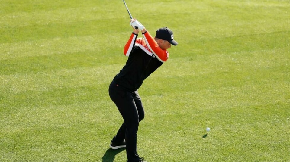 Viktor Hovland slår ut på 1. hull i PGA-turneringen i Pacific Palisades. Han fikk en flott start med birdie på fire av de seks første hullene. Foto: Ryan Kang, AP / NTB